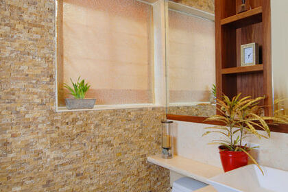 淄博知名装修公司——大理石与木材的结合，崇尚自然的浴室材料